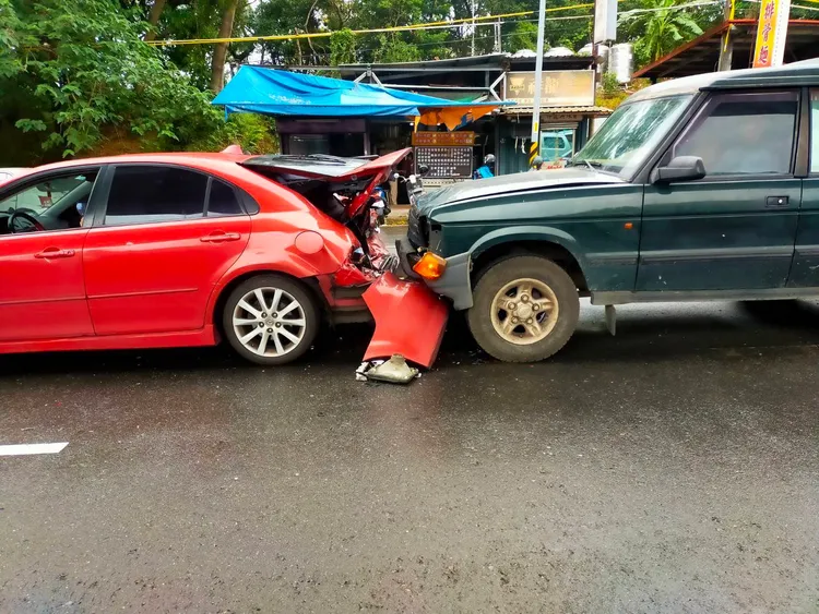 其中一輛轎車車尾較為嚴重。淡水警分局提供