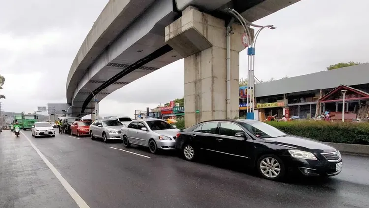 淡水淡金路6車連環撞。淡水警分局提供