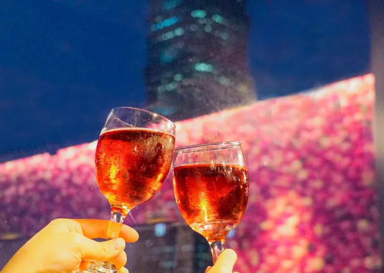 冬季期間限定版的BarRoyal草莓氣泡酒無限量供應。業者提供