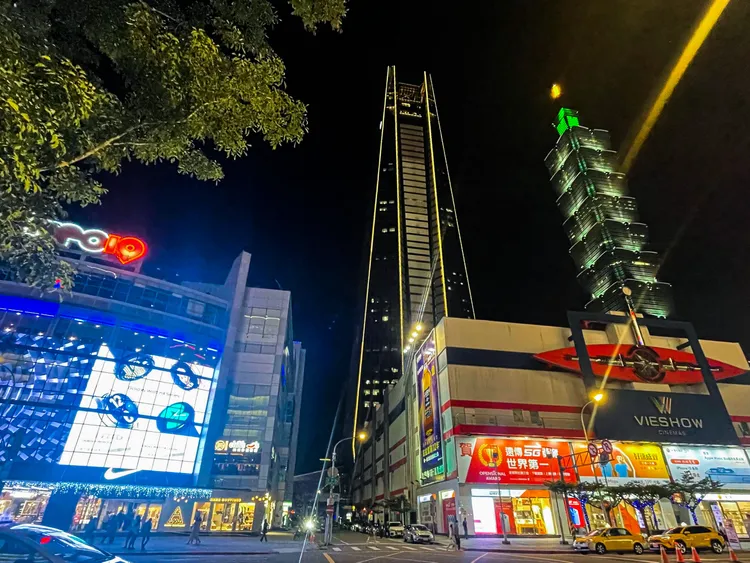 馬辣頂級麻辣鴛鴦火鍋信義店則是位居Neo19百貨商場3樓，下樓便是網友公認煙火最佳觀賞地點的松壽路。業者提供