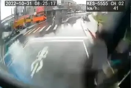 行人無視車輛是綠燈，低頭走在斑馬線上。翻攝自臉書/●【爆廢公社公開版】●