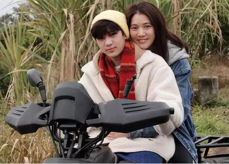 張慕童曾罕見曬出和媽媽袁詠儀（後）的合照。翻攝微博