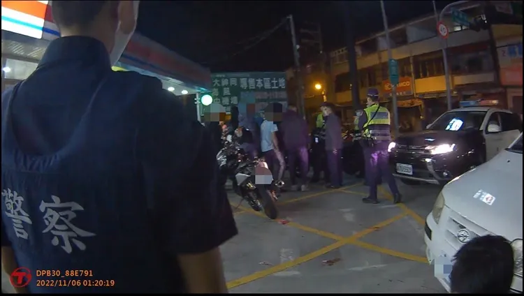 警方清查在場賴姓男子等32人。抄查登記後，勸離現場。讀者提供