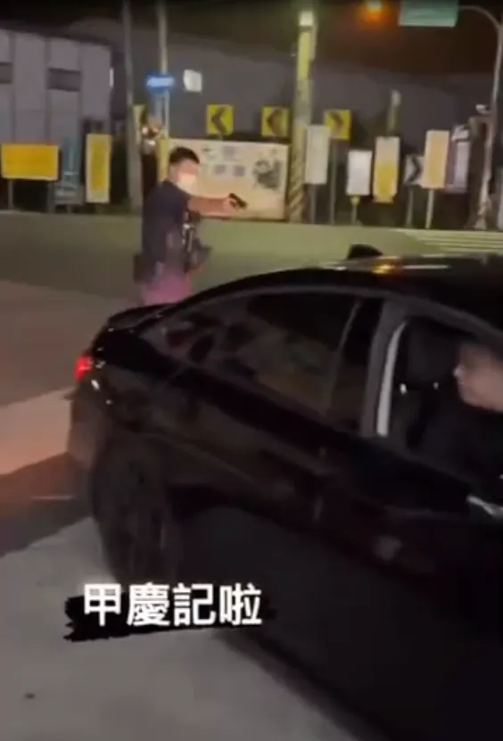 神岡所警員見現場狀況混亂，立即掏出槍界喝令車輛熄火。翻攝社群「黑色豪門企業」