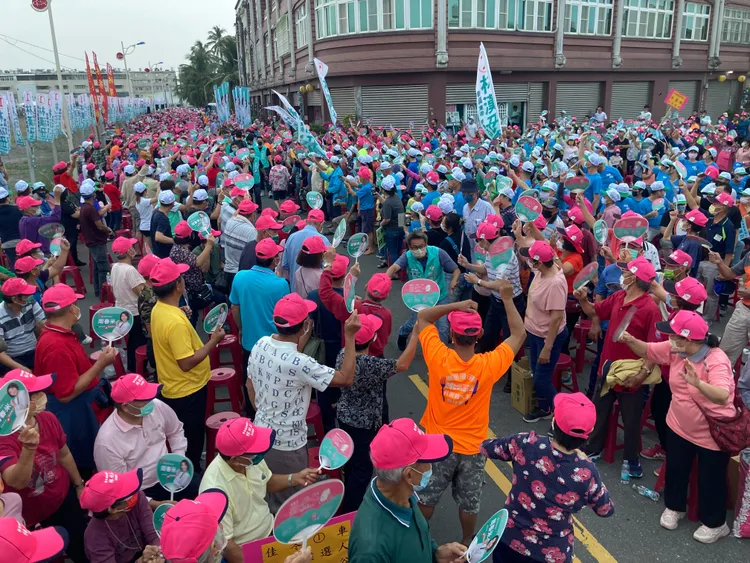 東港天氣陰陰的，仍然抵擋不了支持者的熱情。陳宏銘攝