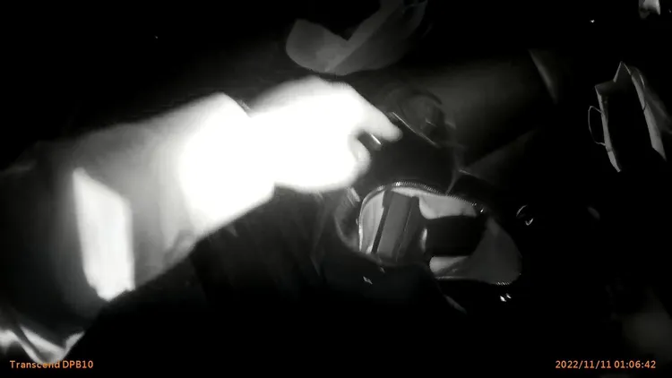 警方在車內的黑色水桶包發現一把瓦斯槍。讀者提供