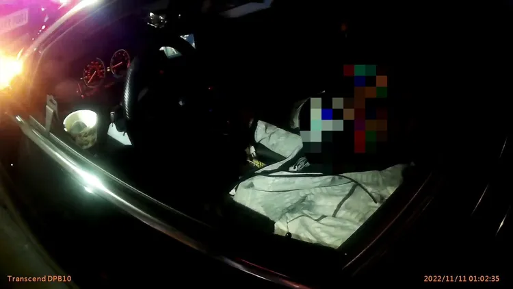 林姓駕駛與女友聽見警方敲窗才醒過來。讀者提供