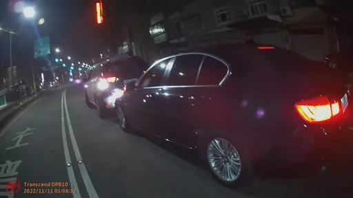 高雄情侶車停快車道睡翻　警察來了結局超展開