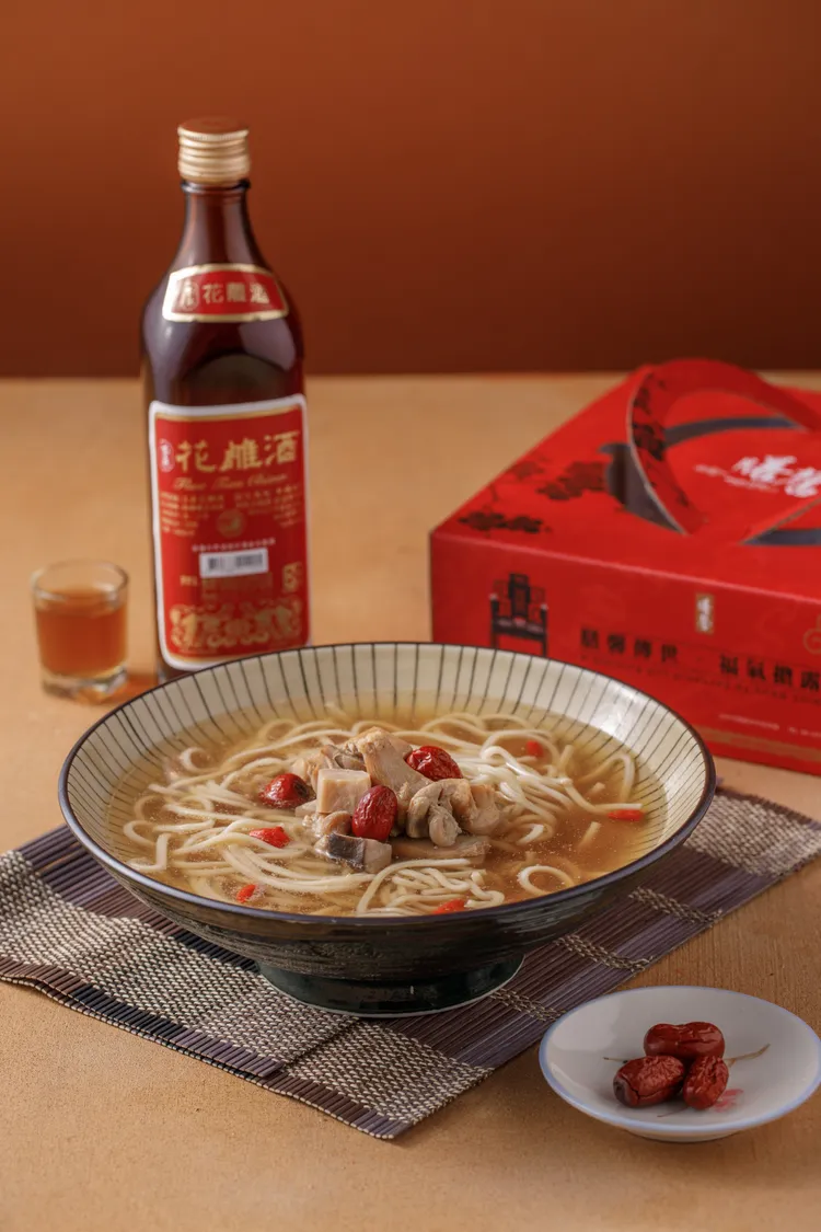 膳馨旗下的「馨苑小料理」推出麵食組合包優惠，圖為花雕雞拉麵。業者提供