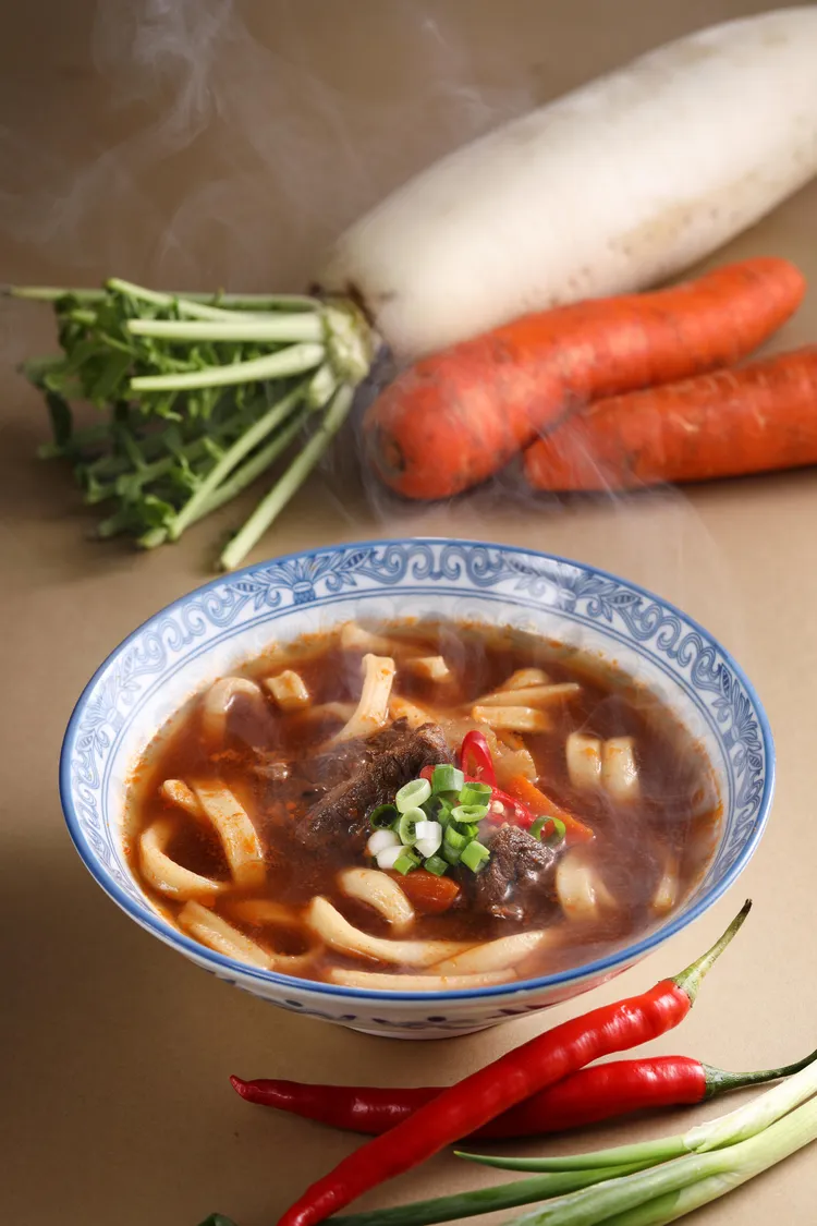 膳馨旗下的「馨苑小料理」推出麵食組合包優惠，圖為紅燒牛肉麵。業者提供