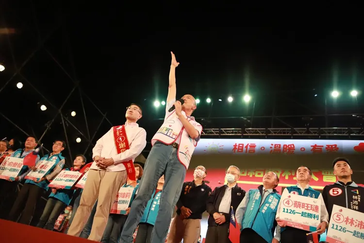 國民黨基隆市長候選人謝國樑昨晚舉辦造勢晚會，前高雄市長韓國瑜站台。翻攝謝國樑臉書