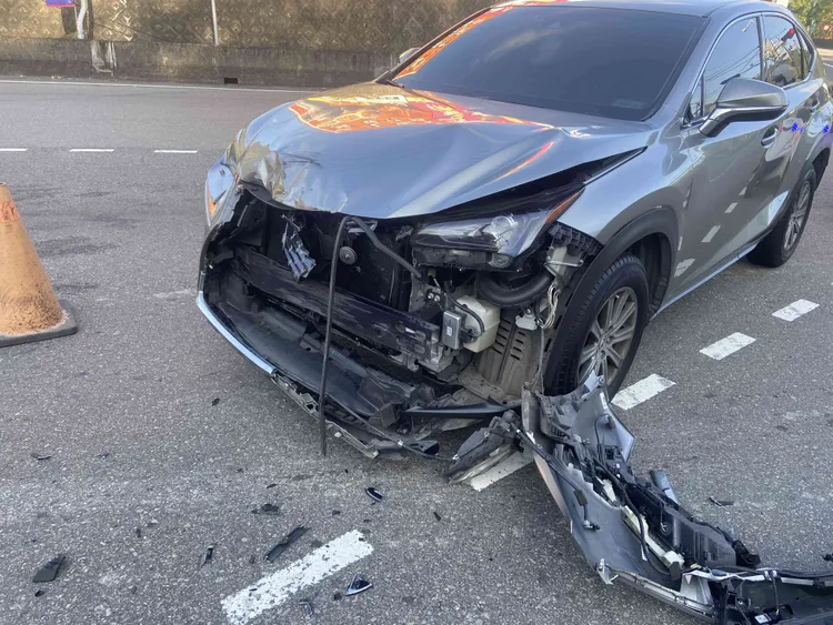 肇事休旅車的車頭毀損情形。民眾提供