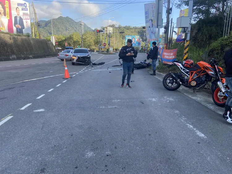 事故發生後，大批重機車友停留關心。民眾提供