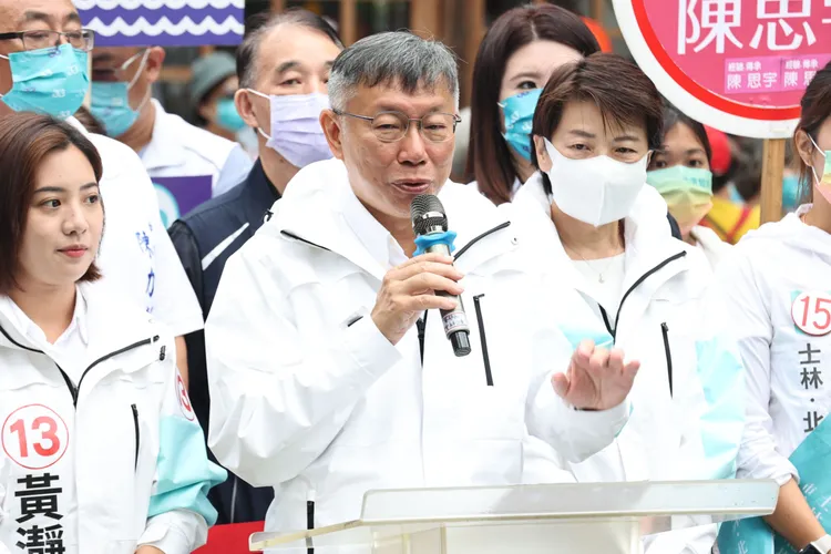 民眾黨主席柯文哲掃街前接受聯訪。翁玉信攝