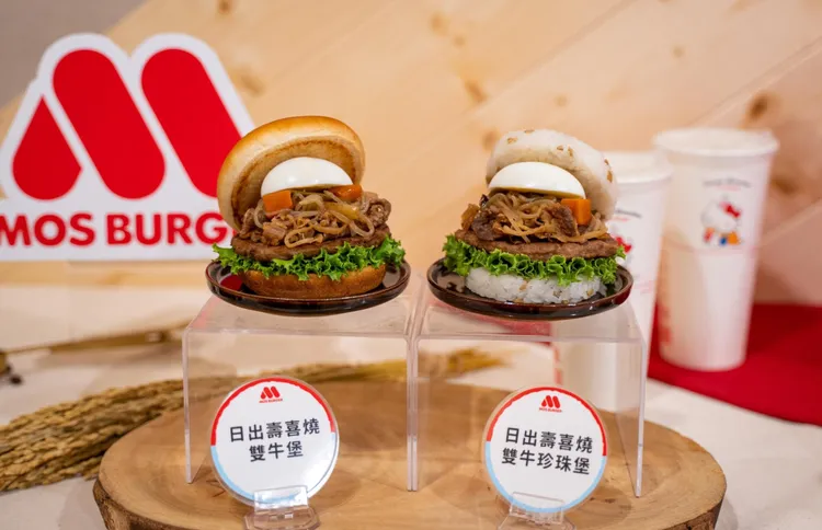 日出壽喜燒雙牛堡(左起)，售價105元；日出壽喜燒雙牛珍珠堡，售價115元。業者提供