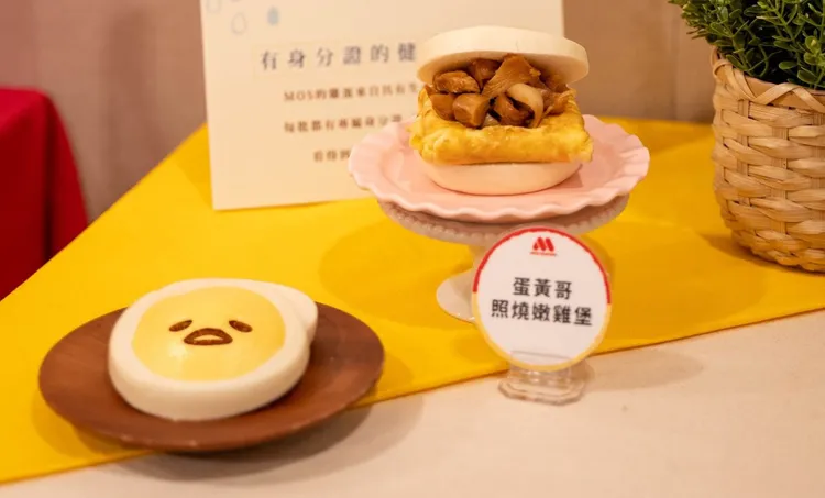 「蛋黃哥照燒嫩雞堡」在荷包蛋造型的兩片式饅頭上烙印蛋黃哥經典表情，售價75元。業者提供