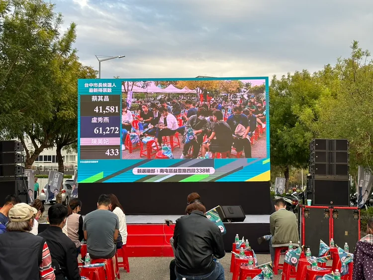 民進黨的支持者用入蔡其昌競選總部關心票數。王鈞生攝