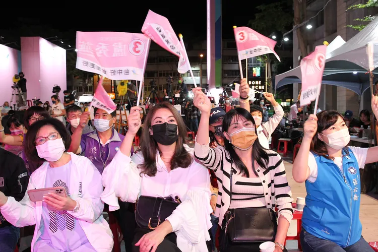 盧秀燕一路領先，支持者開心。張喆喜攝