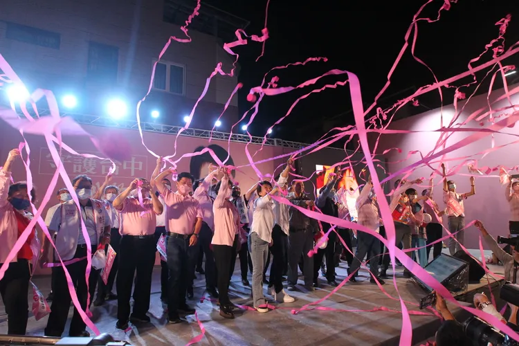 盧秀燕發表完當選感言後，台下選民與台上市府官員齊放彩帶慶祝台中勝利。張喆喜攝