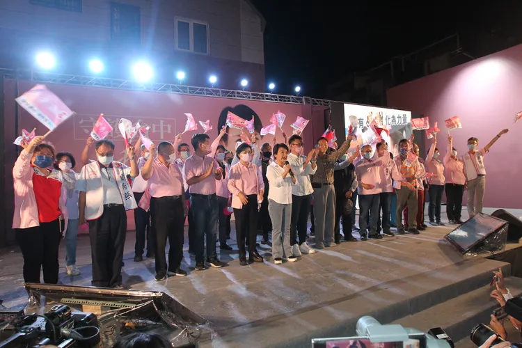 盧秀燕在台上與競選夥伴、市府同仁歡呼勝利。張喆喜攝