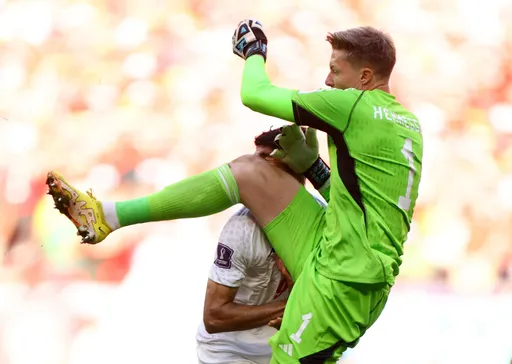 世足首張紅牌分解動作！威爾斯門將遭逐出場　網友驚呼：功夫Fighting