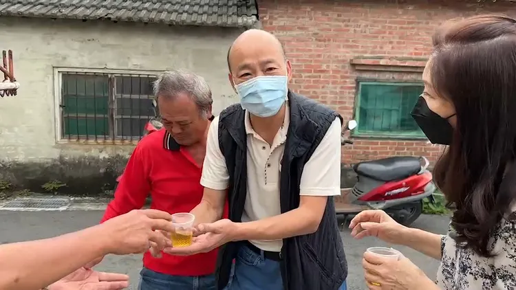 韓國瑜夫妻投完票，與鄉親一起喝茶寒暄。魏嘉良攝