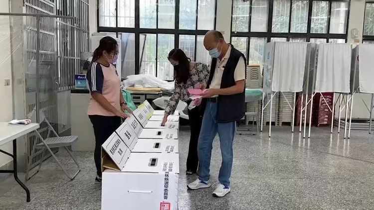 韓國瑜夫妻下午2點半在詔安里活動中心投票。魏嘉良攝