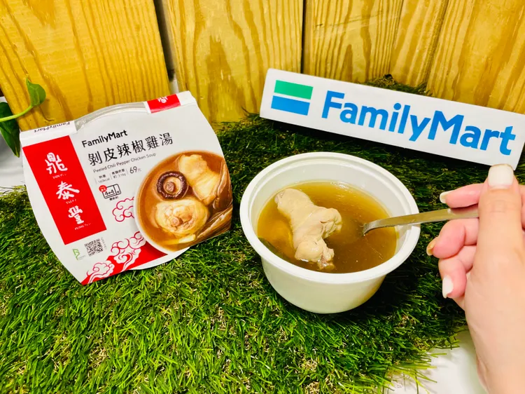 剝皮辣椒雞湯，售價69元，12/7上市，全家。業者提供