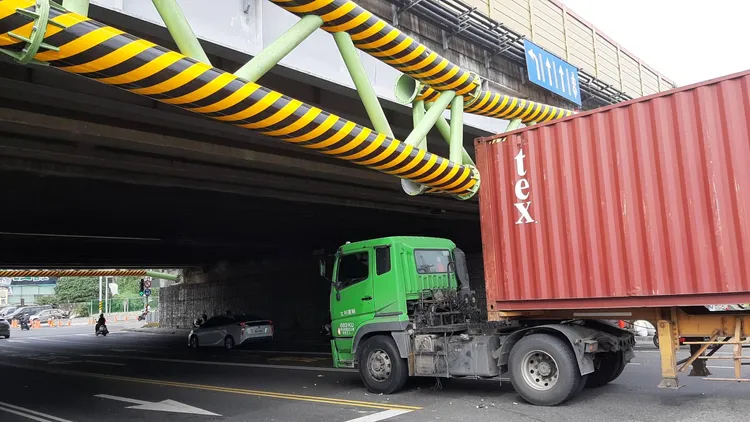 貨櫃車卡在涵洞內。警方提供