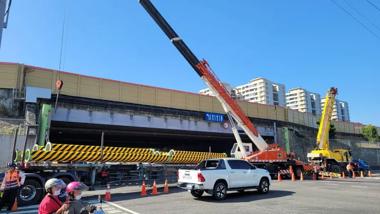 高公局調派吊車進行拆解限高架。劉榮輝攝