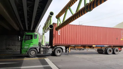 貨櫃車撞壞限高架 卡涵洞4小時
