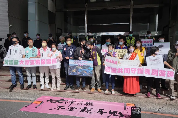 賴香伶表示，既然鄭文燦承諾過「保護藻礁」，希望他盡速提出丁等建築用地改為國土保安用地或海洋資源用地的變更。賴香伶競辦提供