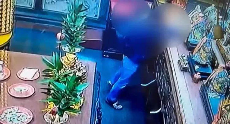 陳男在神桌前還觀察廟內有無其他人。警方提供