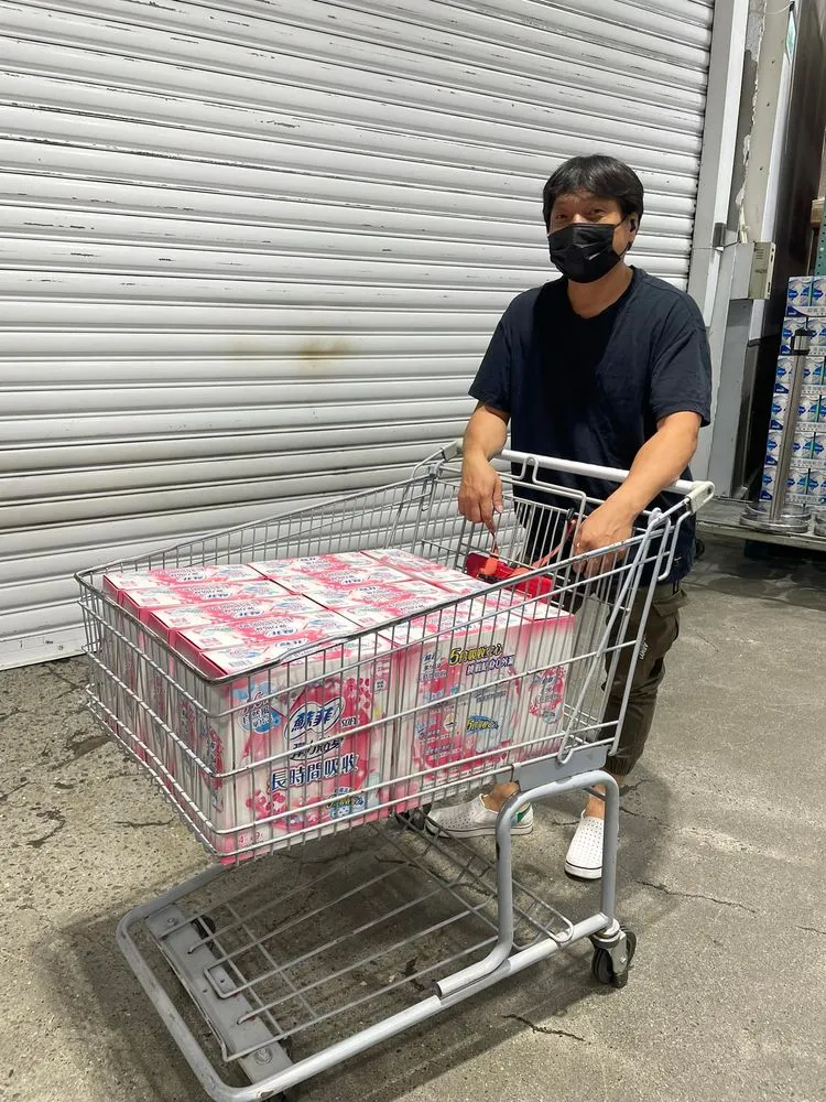 他為女兒狂買12箱衛生棉，被大讚是好爸爸。翻攝自「Costco好市多 商品經驗老實說」