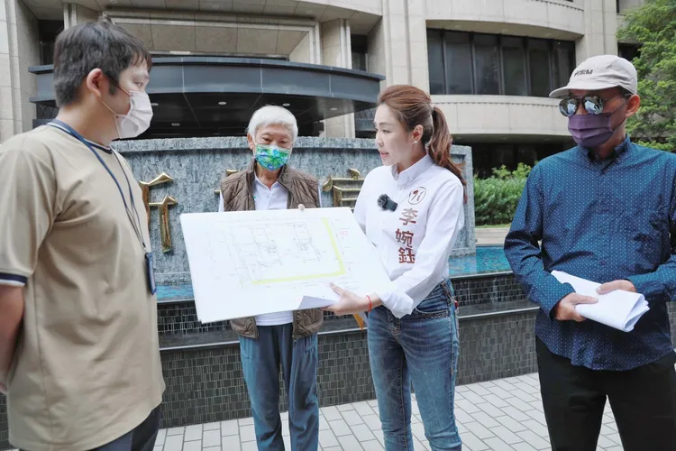 新北工務局也證實該處社區大門是違建，已開罰要求改善。競辦提供
