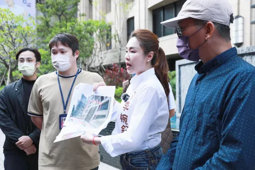 板橋建商違建拆蓋多次噪音擾民 李婉鈺會勘遭黑衣人嗆罵