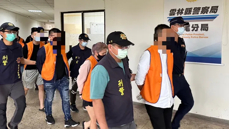 蒙男（右前）等涉案6名男女遭警逮捕移送法辦。民眾提供