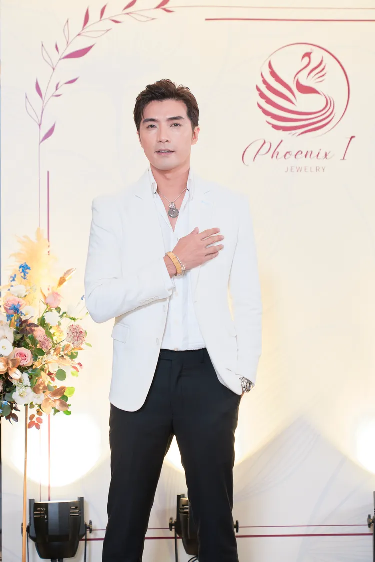 賀軍翔戴玻璃種藍剛翡翠獅王平安扣，相當霸氣。Phoenix-I提供