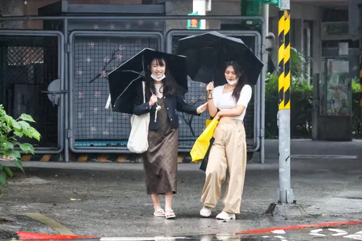 傘拿出來！明起全台雨彈開轟「這幾區」　北東轉涼高溫少7°C