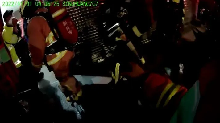 警消進入公寓準備救援。新北市消防局提供