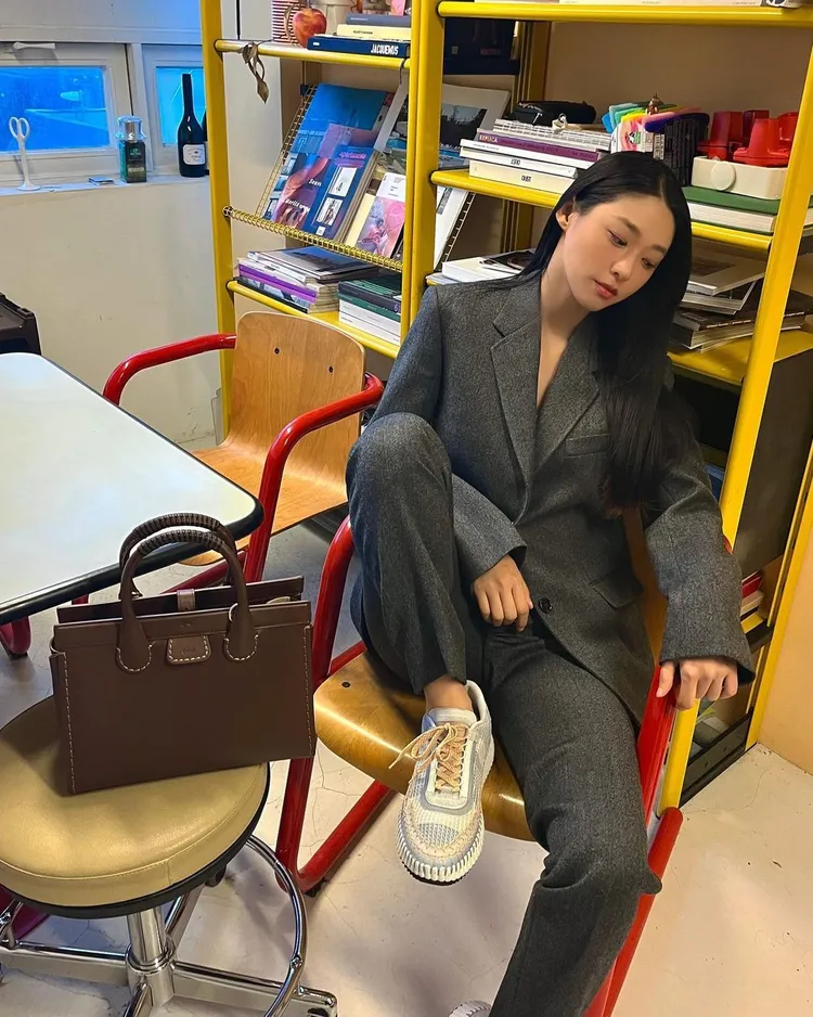 雪炫選用Chloé Edith摩卡棕中型肩背手提兩用包，8萬300元。翻攝s2seolhyuns2 IG

