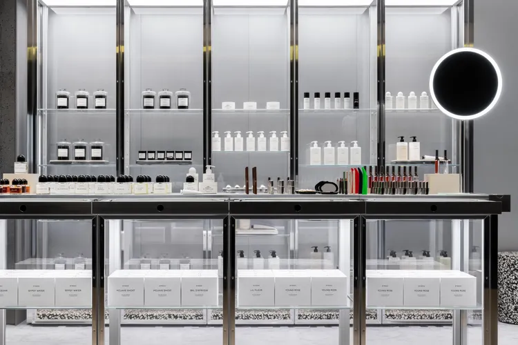 BYREDO台中形象店主打工業風裝潢。品牌提供