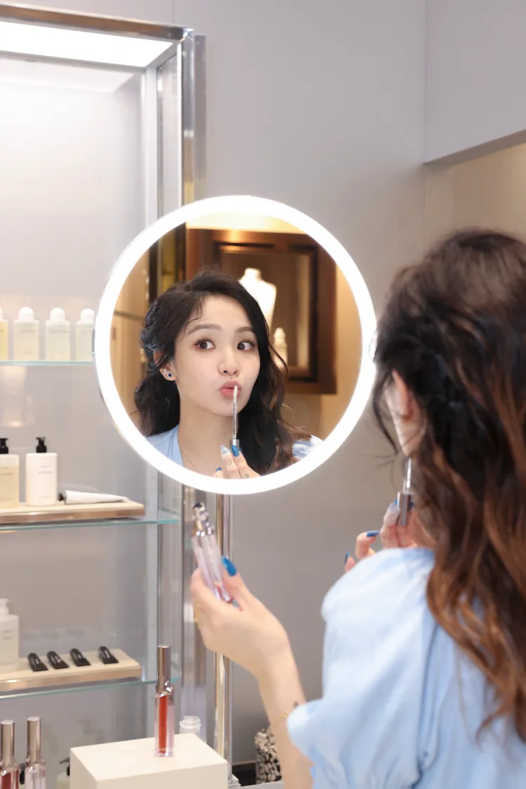 陳芳語在BYREDO台中形象店開心試妝。品牌提供