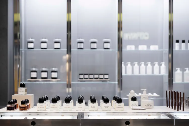 店內裝潢以單色系營造高質感。品牌提供