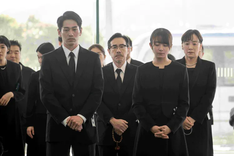 永山絢斗（前左）在《還有愛的日子》與妻子木村文乃原本要幫兒子慶祝棋賽冠軍，卻發生一場意外。海鵬提供