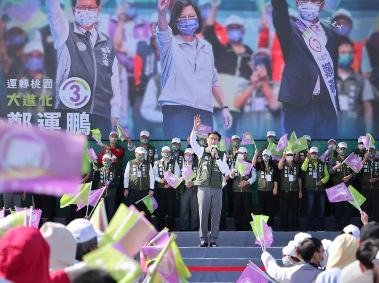 民進黨桃園市長候選人鄭運鵬今天（6日）連趕3場後援會成立大會，總統蔡英文、桃園市長鄭文燦也出席力挺。鄭運鵬競總提供