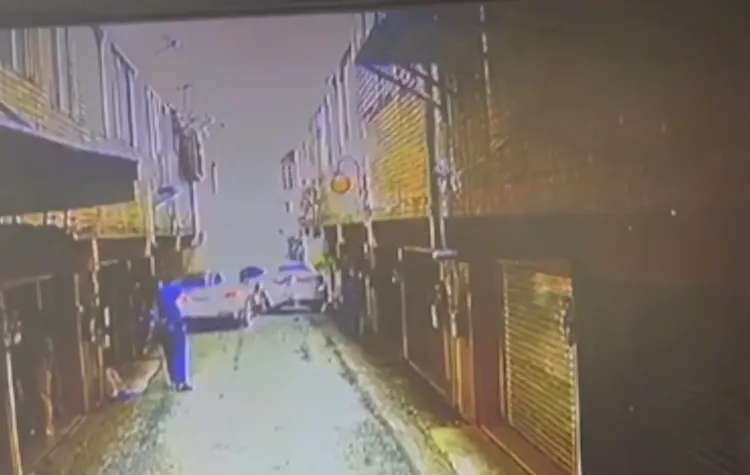 嫌犯拒絕下車接受盤查，隨即衝撞警方逃逸，警方連忙開槍攔阻。翻攝畫面