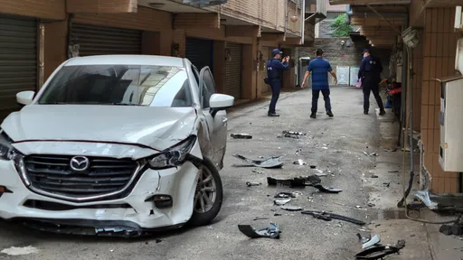 新竹寶山警匪追逐開22槍　影片曝光！嫌犯駕BMW撞斷瓦斯管棄車逃