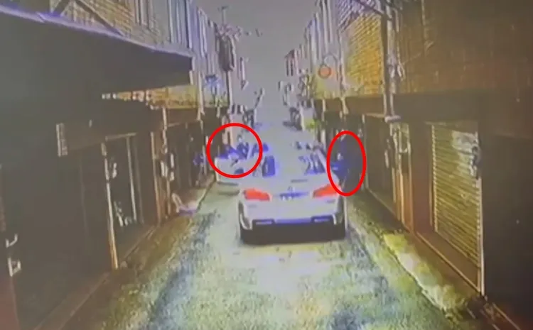 警方下車準備盤查嫌犯。翻攝畫面