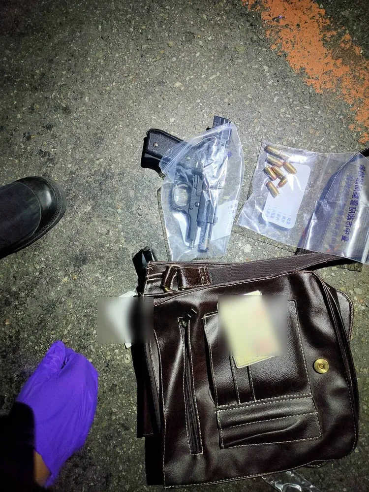 警方在賴嫌包包內搜出改造槍枝與子彈。讀者提供